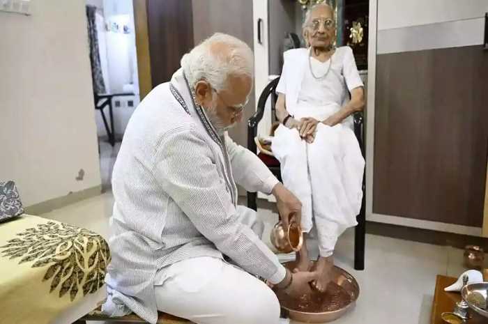 100वें जन्मदिन पर मां के पैर धोकर लिया पीएम मोदी ने लिया आशीर्वाद, गांधीनगर में हीराबा के नाम पर होगी सड़क